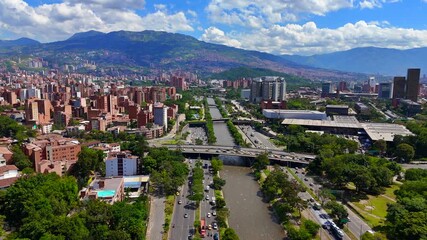 Video aéreo sobre el río Medellin, en el que aprecian grandes avenidas, autopistas, puentes, grandes escenarios de ciudad y es notorio el alto tráfico vehicular en ese momento. Medellín.