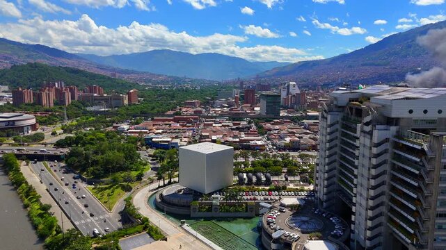 &nbsp;Video a&eacute;reo  en el que aprecia el centro de la ciudad de Medell&iacute;n, los centros administrativos, lo edificios de la alcald&iacute;a de Medell&iacute;n y de la gobernaci&oacute;n de Antioquia. Tambi&eacute;n  un incendio