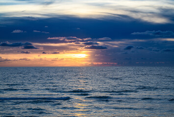 Obraz premium Sea sunset with sky. Ocean waves with sky background. Sunset seascape at sea with cloudy sky. Nature sky and sea background for banner.