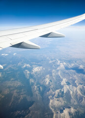 Obraz premium View of airplane wing mid flight