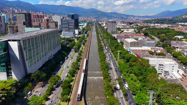 Video a&eacute;reo sobre el r&iacute;o Medellin, en el que aprecian grandes avenidas, autopistas, puentes y  el desarrollo de la ciudad de Medell&iacute;n.