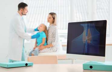 Obraz premium Computer monitor with picture of thyroid gland on table in endocrinologist's office