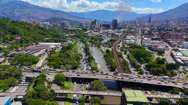 Video a&eacute;reo sobre el r&iacute;o Medellin, en el que aprecian grandes avenidas, autopistas, puentes y  a lo lejos el centro de la ciudad ciudad de Medell&iacute;n.