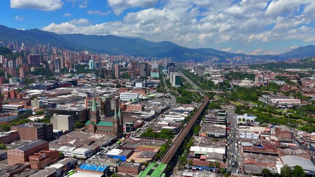 Video a&eacute;reo  en el que aprecia el barrio El Perpetuo Socorro y su ic&oacute;nica Iglesia, y el metro de Medell&iacute;n, se observa al fondo el sur de Medell&iacute;n y del Valle de Aburr&aacute;.