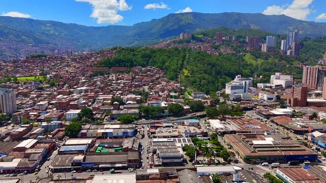 Video a&eacute;reo  en el que aprecia el oriente de la ciudad desde el Barrio Buenos Aires, hasta El Poblado y Envigado, se ve el r&iacute;o Medell&iacute;n hacia el sur y el barrio El Perpetuo Socorro y su Iglesia.