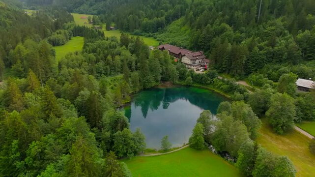 Der Christlessee in Oberstdorf, beim Weiler Gottenried, im bayerischen Landkreis Oberallgau in Deutschland Luftaufnahme. Crystal clear Lake Christlessee in mountains of Alps aerial view in summer. 