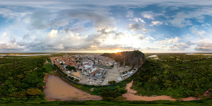 Imagem panor&acirc;mica em 360 graus da Gruta localizada na cidade de Bom Jesus da Lapa, situada no estado da Bahia, Brasil.