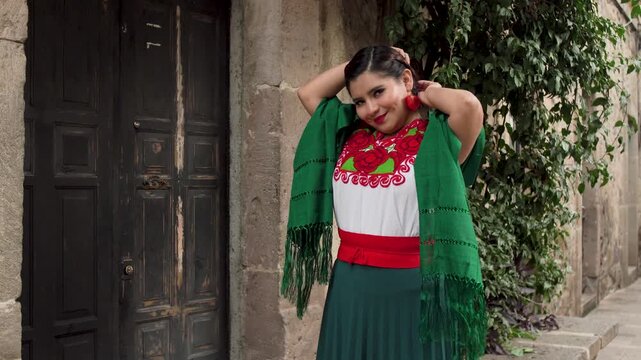 Bella joven pur&eacute;pecha modelando su vestuario tradicional michoacano en callej&oacute;n de Morelia