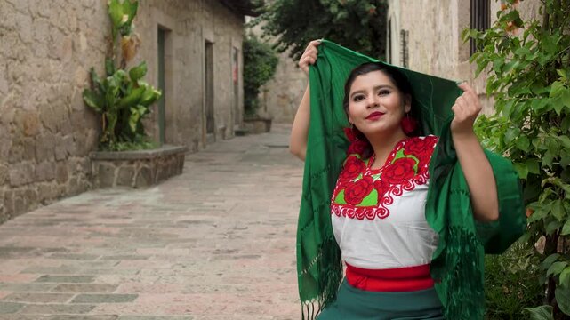 Bella joven pur&eacute;pecha modelando su vestuario tradicional michoacano en callej&oacute;n de Morelia