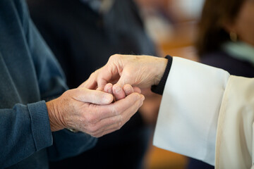 Obraz premium Catholic priest performing the sacrement of the Eucharis