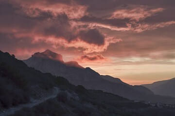 Obraz premium A breathtaking sunset or sunrise over a mountainous landscape