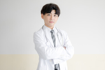 腕組する白衣の男性