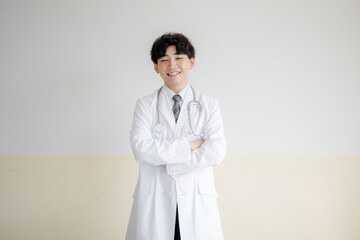 腕組する白衣の男性