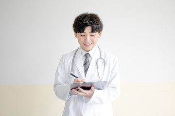 カルテを書く医師