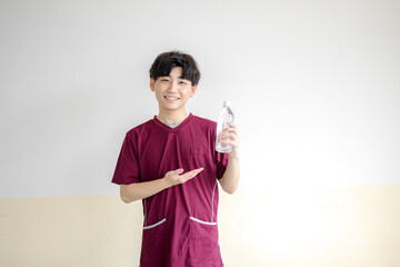 水をすすめる男性