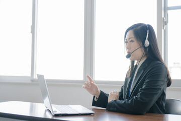 説明するオペレーター