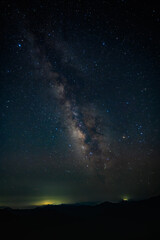 星空と山道：美しい銀河と夜空の景色