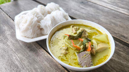 Green curry, topped with khanom jeen, Thai food, delicious menu for Thai people, Khanom Jeen with Chicken Green Curry