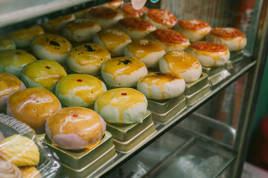 B&aacute;nh b&iacute;a, sometimes spelled b&aacute;nh p&iacute;a, is a type of Vietnamese cuisine b&aacute;nh (translates loosely as "cake" or "bread"). The Vietnamese name comes from Soc Trang and Vũng Thơm it is known by "b&aacute;nh P&iacute;a".
