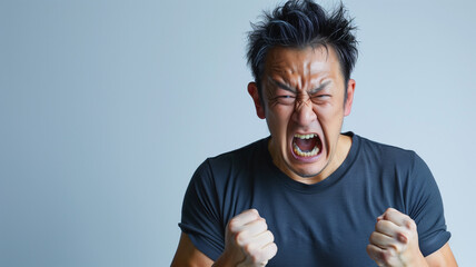 怒りに燃える日本人中年男性