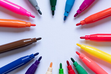 Naklejka premium 並んでいるカラフルなサインペン