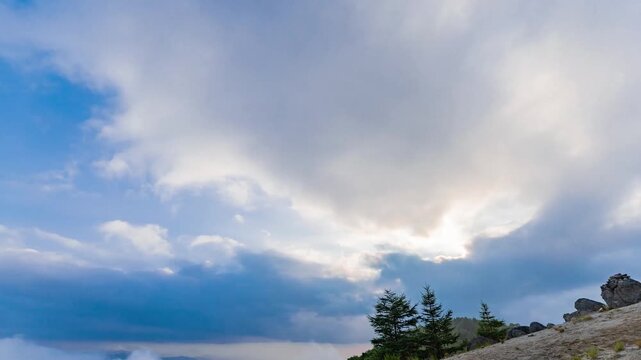 山頂にて行き交う雲