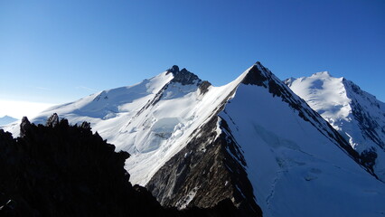 unterwegs am Nadelgrat in den Westalpen...Blick vom Dirruhorn 4035m zum Hobärghorn 4218m,...