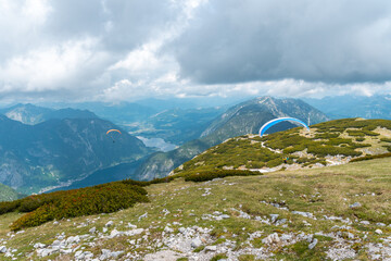 Gleitschirmfliegen am Hallstätter See vom Dachstein Krippenstein in Hallstatt im Sommer...