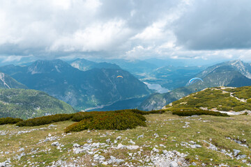 Gleitschirmfliegen am Hallstätter See vom Dachstein Krippenstein in Hallstatt im Sommer...
