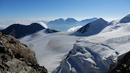Blick über den Riedgletscher... in der Ferne sieht man das Weissmies 4017m, Lagginhorn 4010m und...
