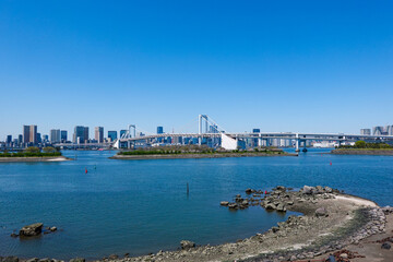 Obraz premium お台場海浜公園の展望デッキからレインボーブリッジ（東京都港区）