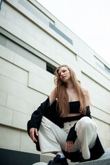 Obraz premium beautiful stylish fashion woman posing near modern building