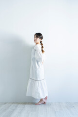 白い服を着た女性