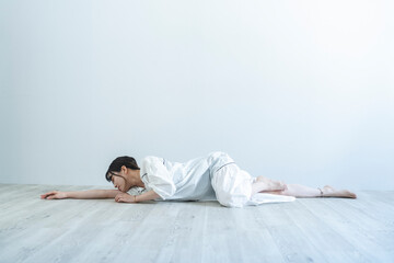 Fototapeta premium 白い服を着た女性