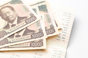 白背景に通帳と一万円札