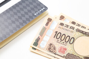 白背景に通帳と一万円札