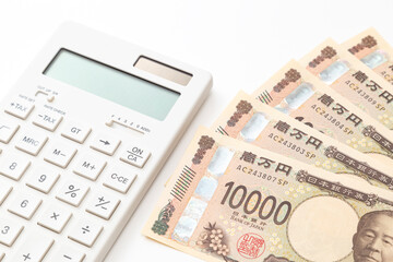 白背景に電卓と一万円札