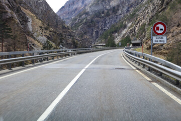 Panneau d'interdiction de dépasser pour camions sur la route du col du Simplon