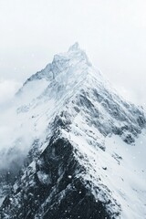 Obraz premium Mountain with Snowy Peak