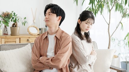 リビングで喧嘩をするカップル