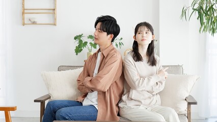 Obraz premium リビングで喧嘩をするカップル