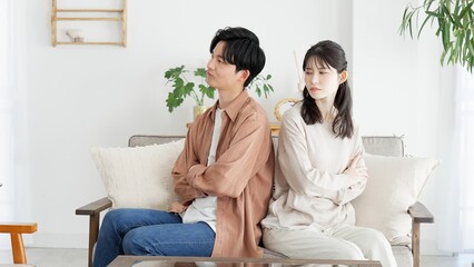 リビングで喧嘩をするカップル