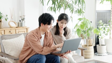 不動産サイトや旅行サイトを見るカップル