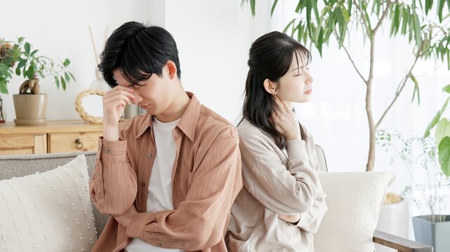 リビングで喧嘩をするカップル