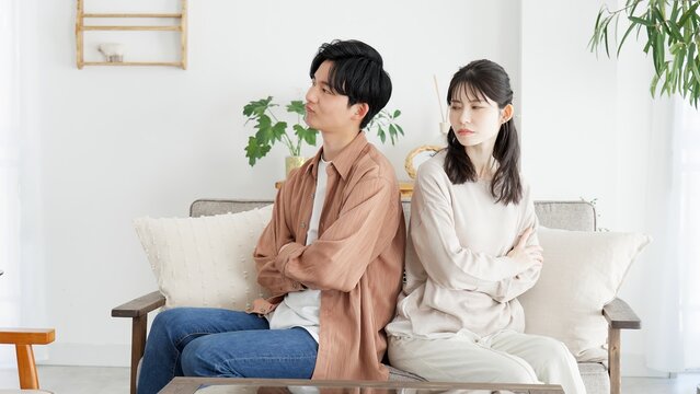 リビングで喧嘩をするカップル