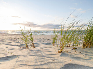 Morze Bałtyckie, zachodząca słońce i pusta piaszczesta plaża.  © hunter76