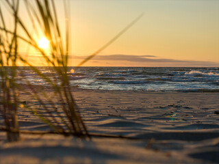 Morze Bałtyckie, zachodząca słońce i pusta piaszczesta plaża.  © hunter76