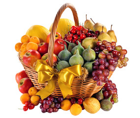 Cesta de vime com frutas frescas variadas isolado em fundo transparente