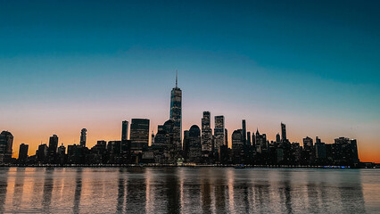 Panorama eines Sonnenaufgangs mit B&uuml;rogeb&auml;uden und Wolkenkratzer und Skyline in Manhattan New York City
