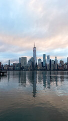 Obraz premium Skyline mit Hochhäusern bei Morgenlicht in New York City